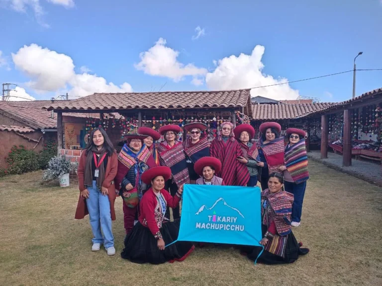 Grupo de viajeros en Machu Picchu