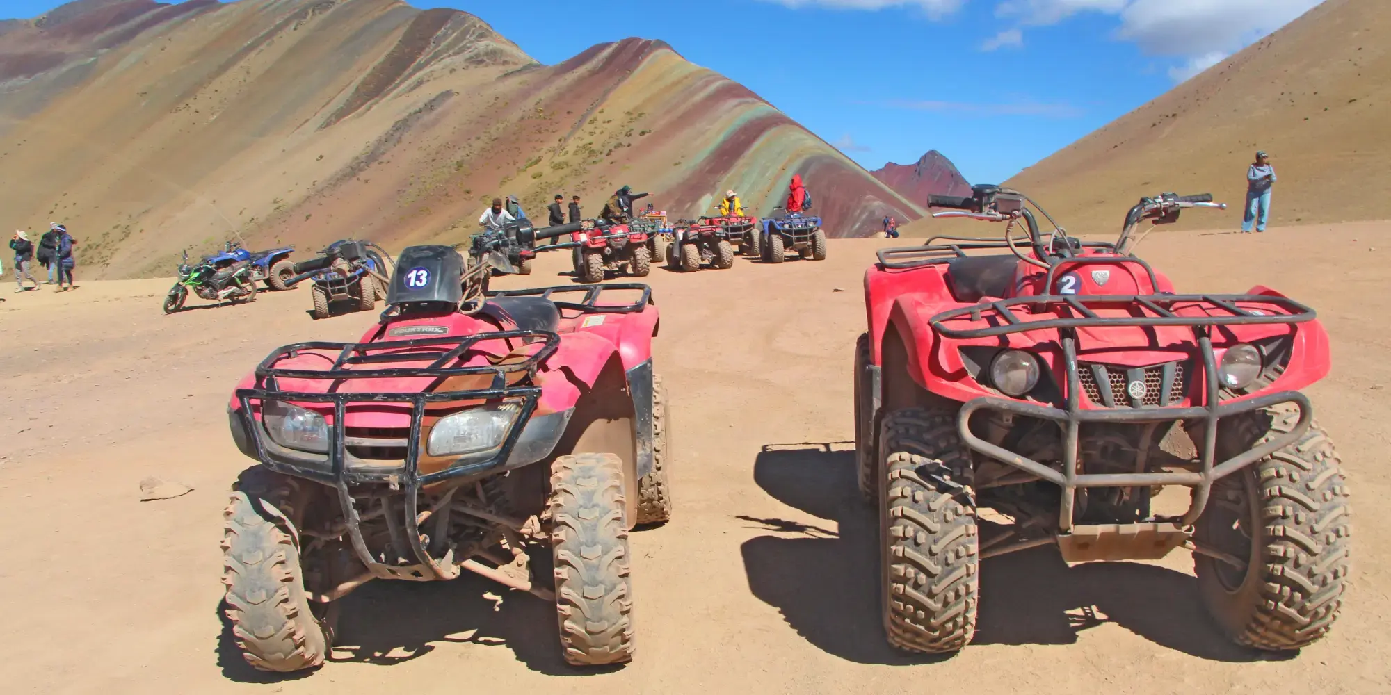 Montaña de colores en cuatrimoto