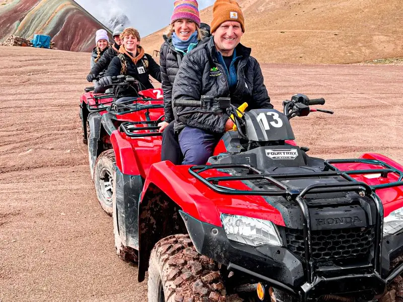 Montaña de colores en ATV