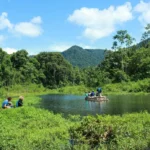 Turistas observando fauna en una cocha de la selva amazónica