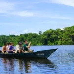Turistas en canoa por el Lago Sandoval, Reserva Nacional Tambopata