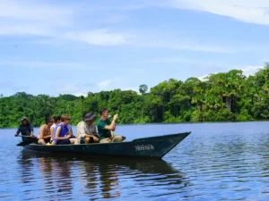 Turistas en canoa por el Lago Sandoval, Reserva Nacional Tambopata