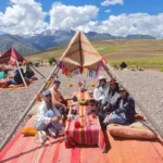 Grupo de amigos en el picnic andino de Maras con vista a la cordillera del Valle Sagrado